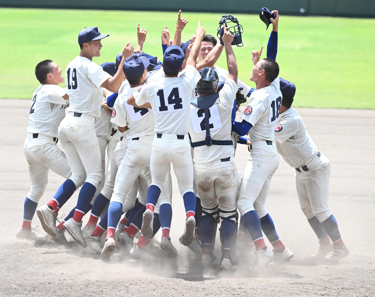 滋賀学園対綾羽　甲子園初出場を決め、喜びを爆発させる綾羽ナイン（撮影・和賀正仁）