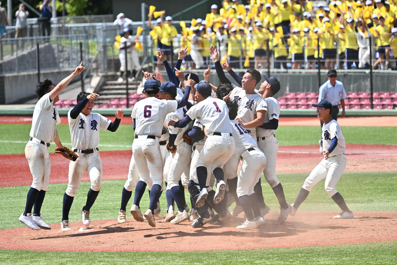 弘前学院聖愛対八戸学院光星　弘前学院聖愛対八戸学院光星　優勝を決めマウンドに集まって喜ぶ弘前学院聖愛選手たち（撮影・滝沢徹郎）