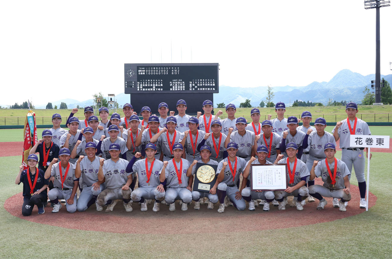 花巻東対盛岡大付　優勝し笑顔でガッツポーズをする花巻東ナイン（撮影・増田悦実）