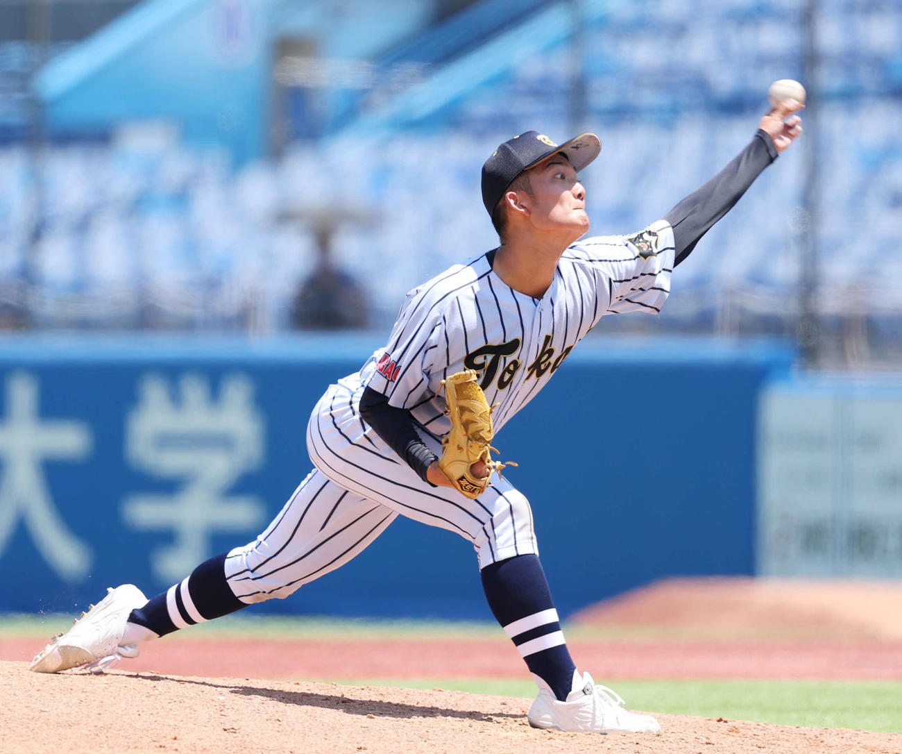 東海大菅生対日大三　途中交代し力投する東海大菅生・藤平（撮影・増田悦実）