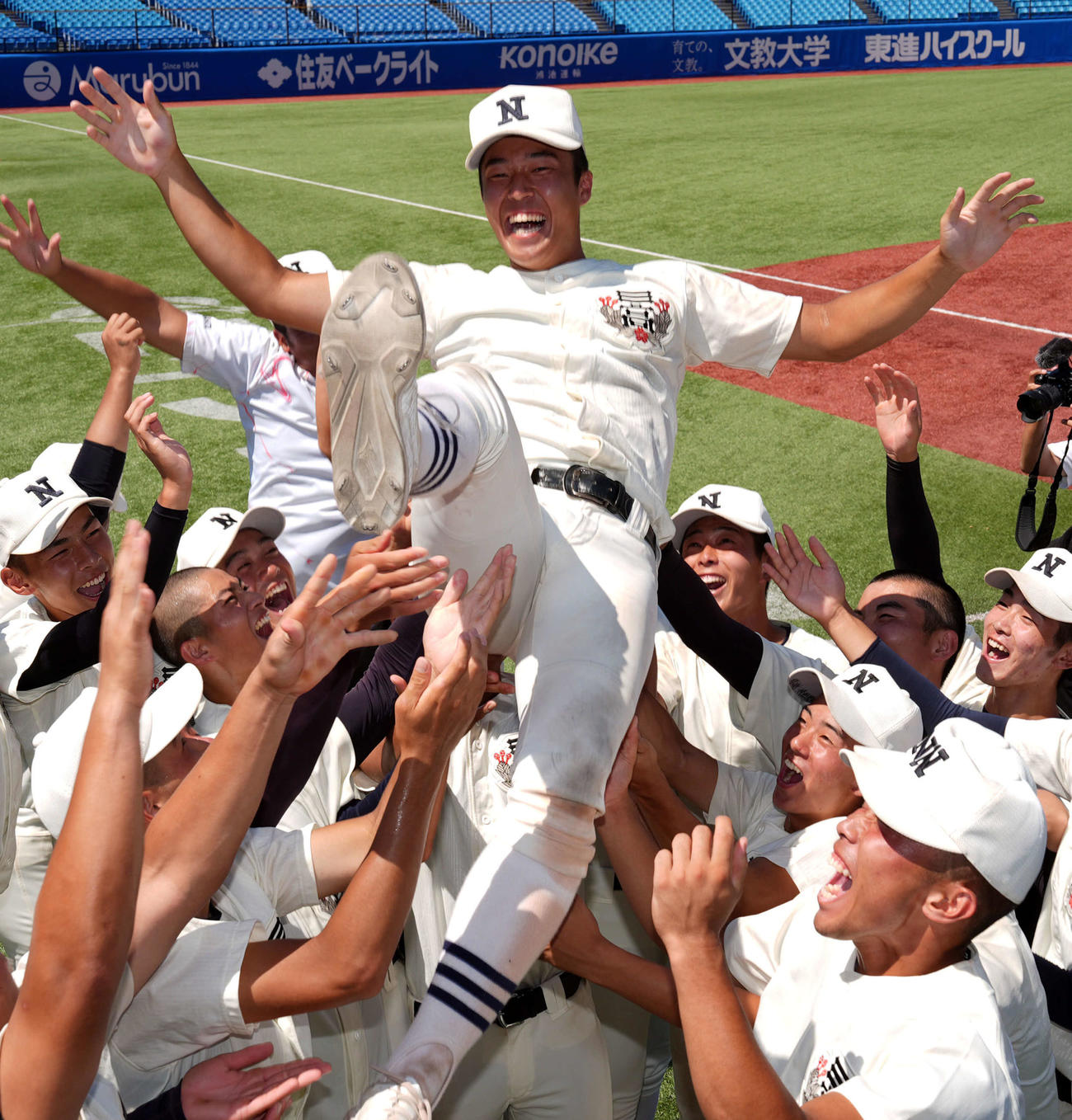 東海大菅生対日大三　甲子園出場を決め喜ぶナインに胴上げされる日大三・本間主将（撮影・小島史椰）