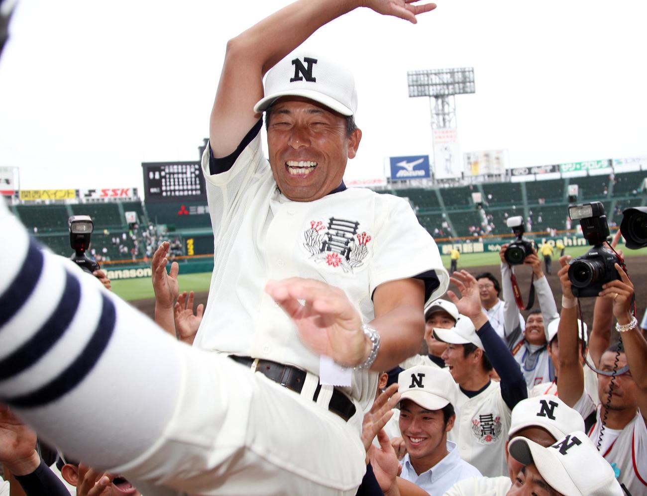 11年8月、全国高校野球選手権で優勝し、ナインから胴上げされて笑顔を見せる日大三・小倉監督