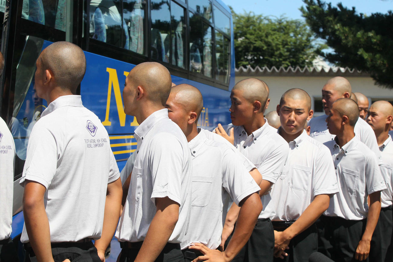 出発式にてバスに乗り込む金足農ナイン（撮影・高橋香奈）