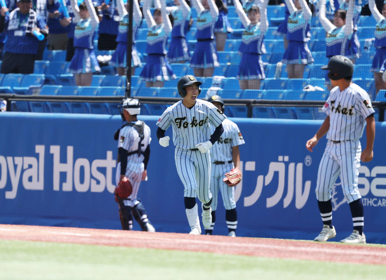 東海大菅生対日大三　4回表東海大菅生　無死一塁、内野安打を放ち喜ぶ太田（撮影・増田悦実）