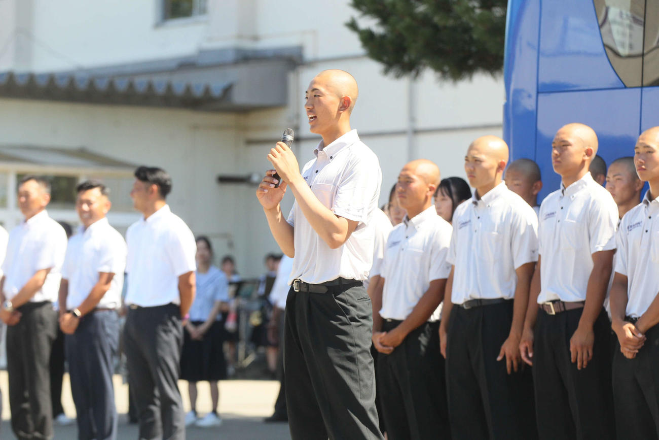 出発式にて決意表明をする金足農・佐藤主将（撮影・高橋香奈）