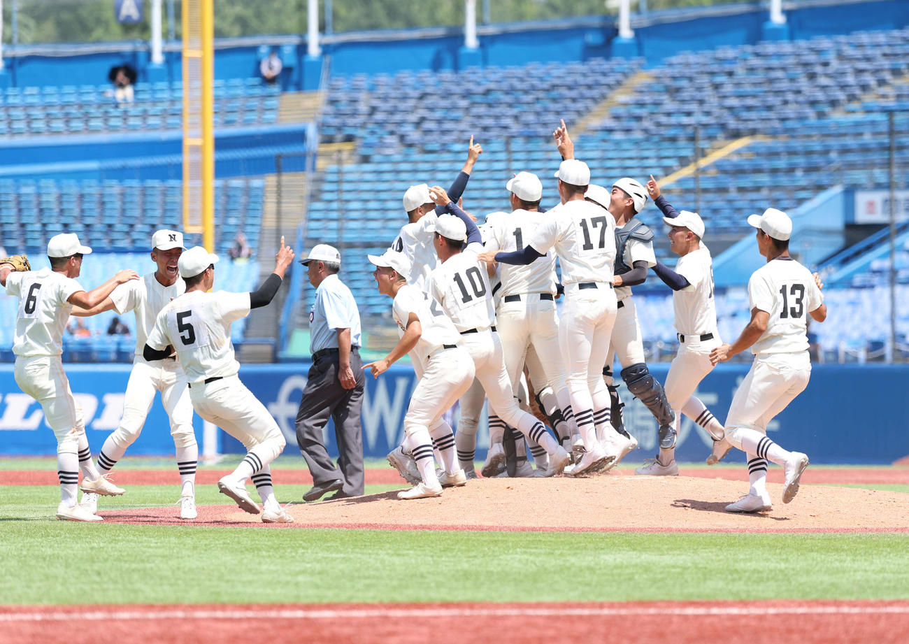 東海大菅生対日大三　優勝しマウンドに集まる日大三ナイン（撮影・増田悦実）