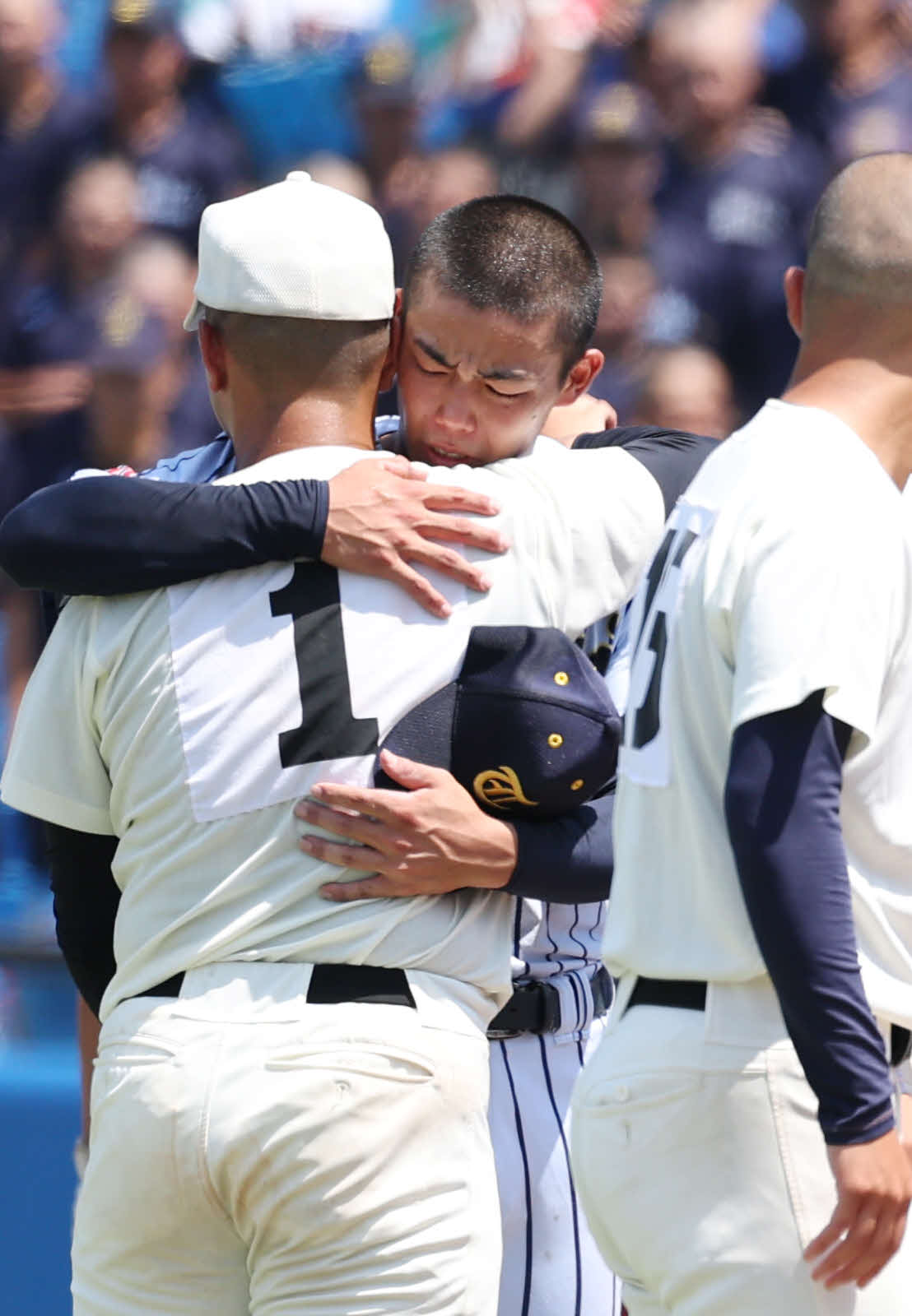 東海大菅生対日大三　試合後ハグをする日大三・近藤（手前）と菅生・藤平（撮影・増田悦実）