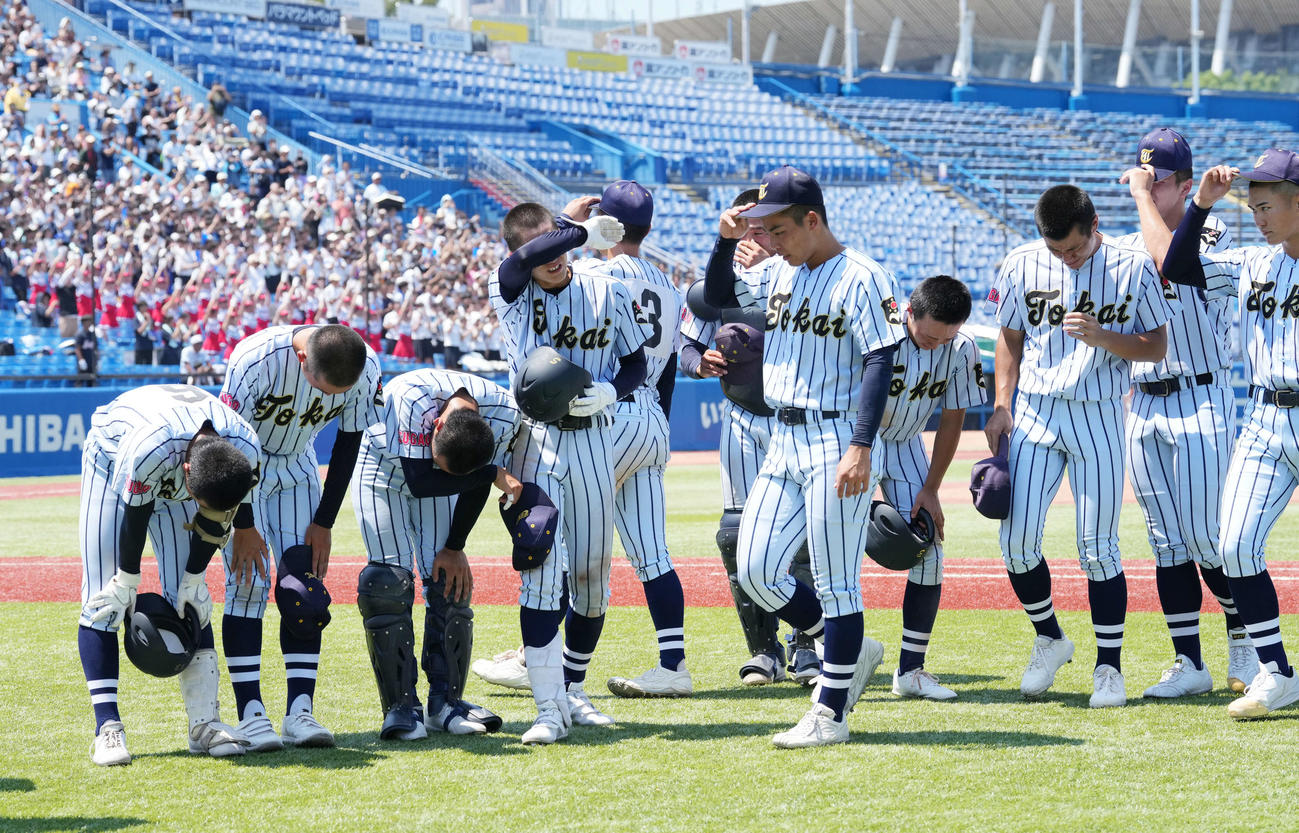 東海大菅生対日大三　日大三に敗れガックリする東海大菅生の選手たち（撮影・小島史椰）