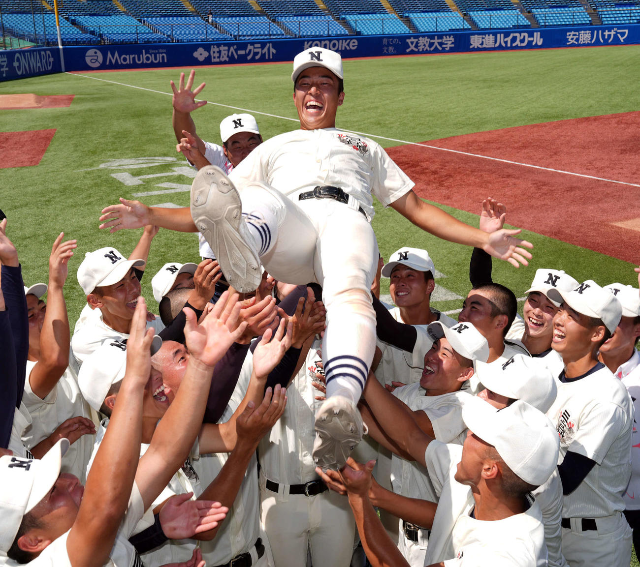 東海大菅生対日大三　甲子園出場を決め喜ぶナインに胴上げされる日大三・本間主将（撮影・小島史椰）