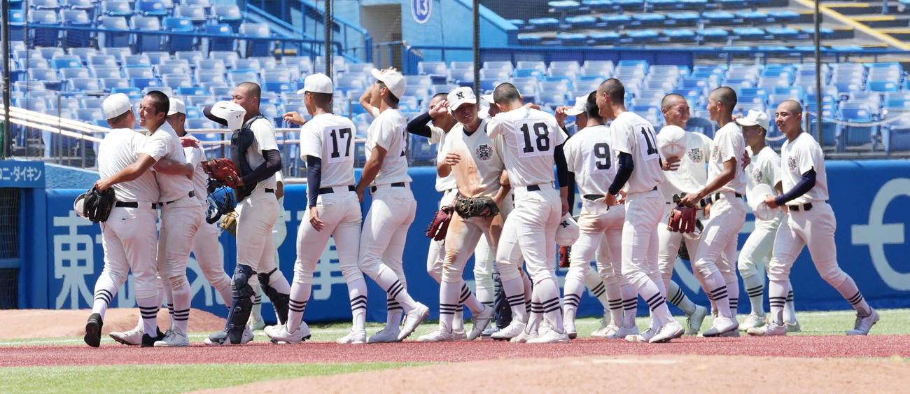 東海大菅生対日大三　甲子園出場が決まり涙を流す日大三の選手たち（撮影・小島史椰）