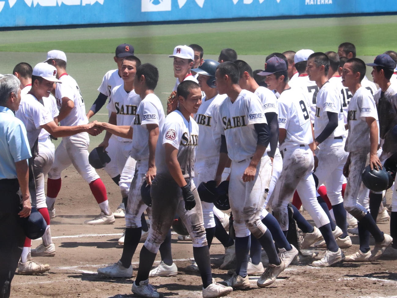 愛媛大会決勝　松山商対済美　試合を終え、挨拶する両チームの選手たち（撮影・中島麗）