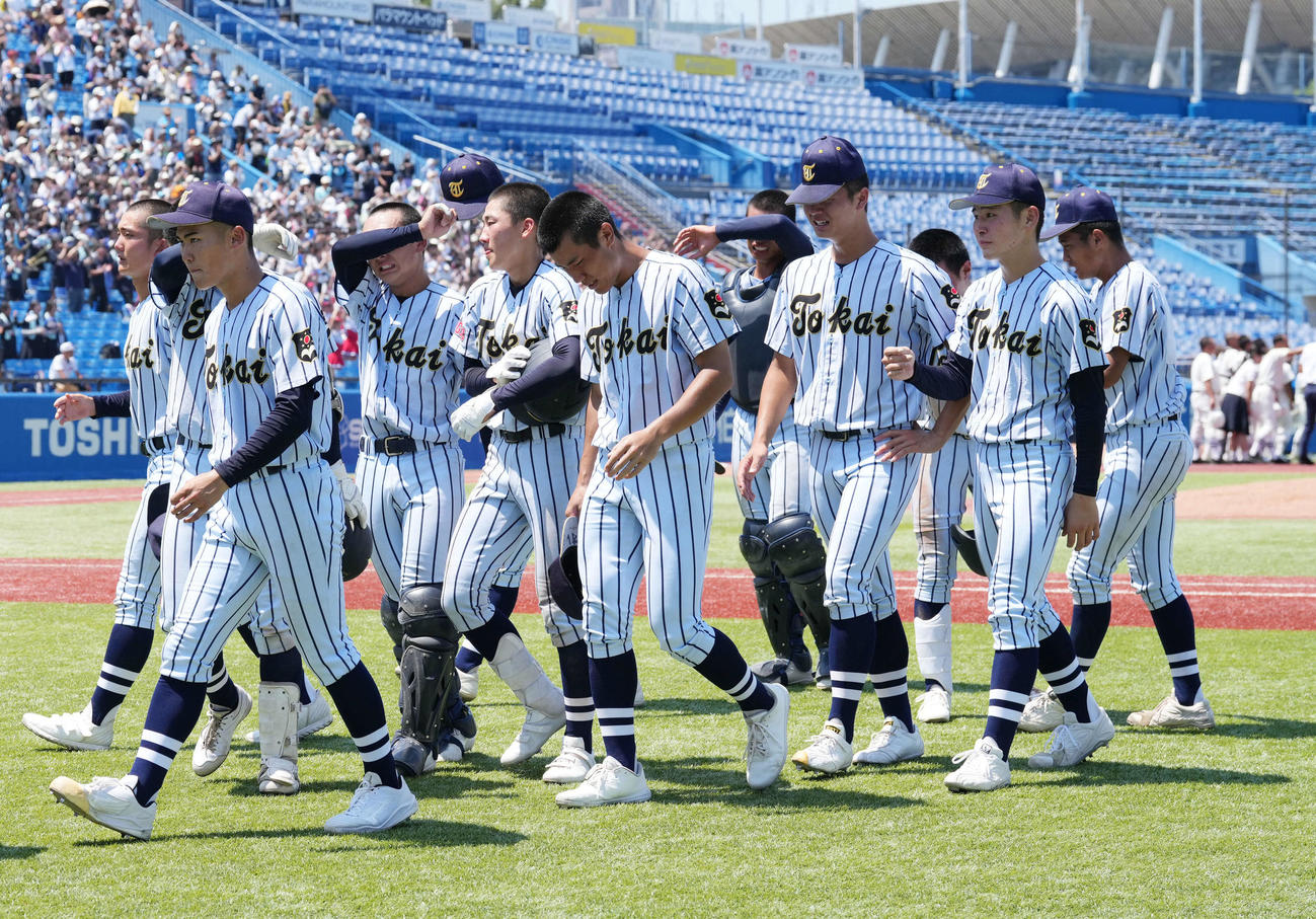 東海大菅生対日大三　日大三に敗れガックリする東海大菅生の選手たち（撮影・小島史椰）