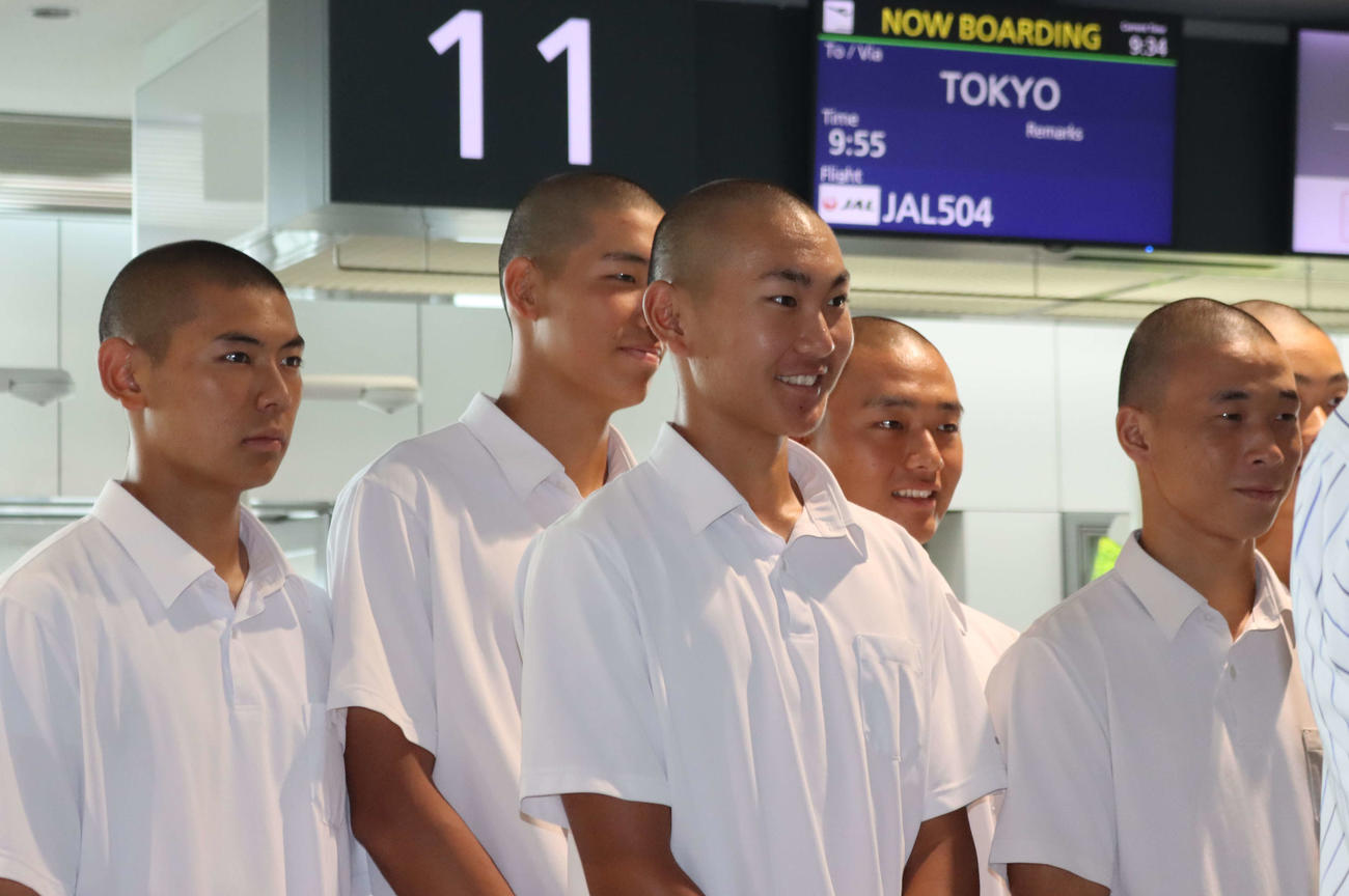 新千歳空港での出発セレモニーに参加する北海の桜井（左から3人目）（撮影・保坂果那）
