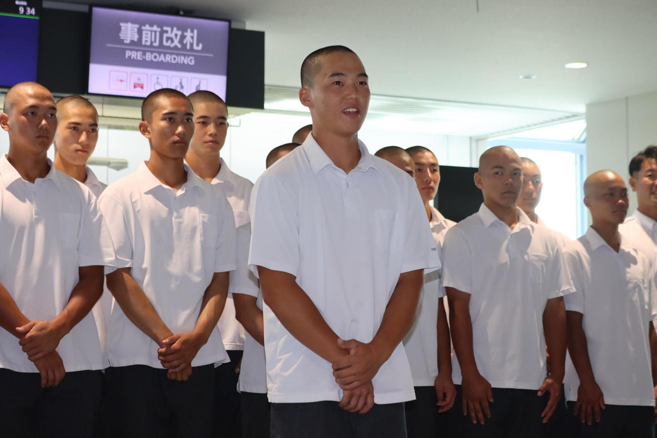 新千歳空港での出発セレモニーであいさつする北海の主将・佐藤（撮影・保坂果那）