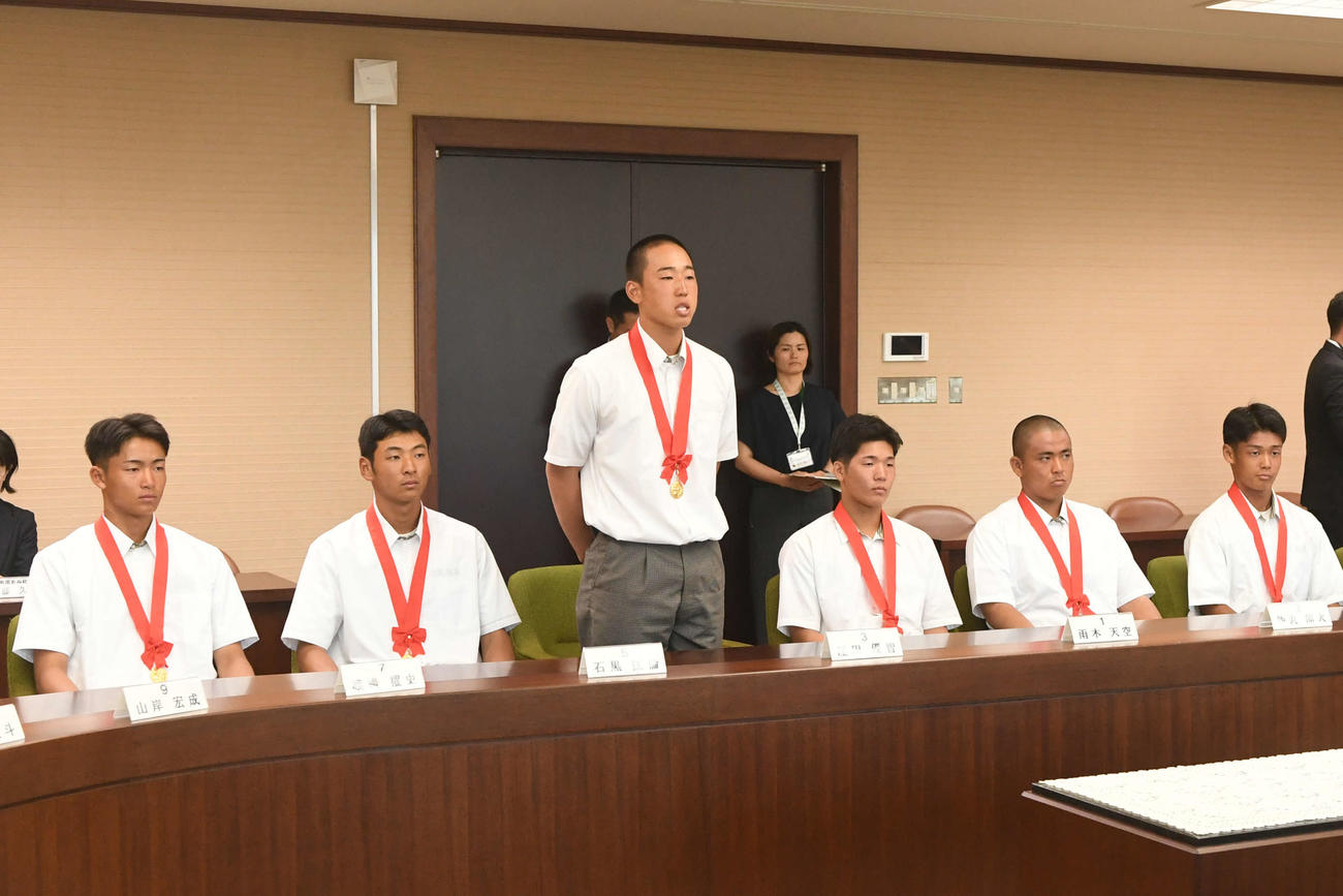 新潟大会の感想と甲子園での抱負を話す窪田主将（左から3人目）