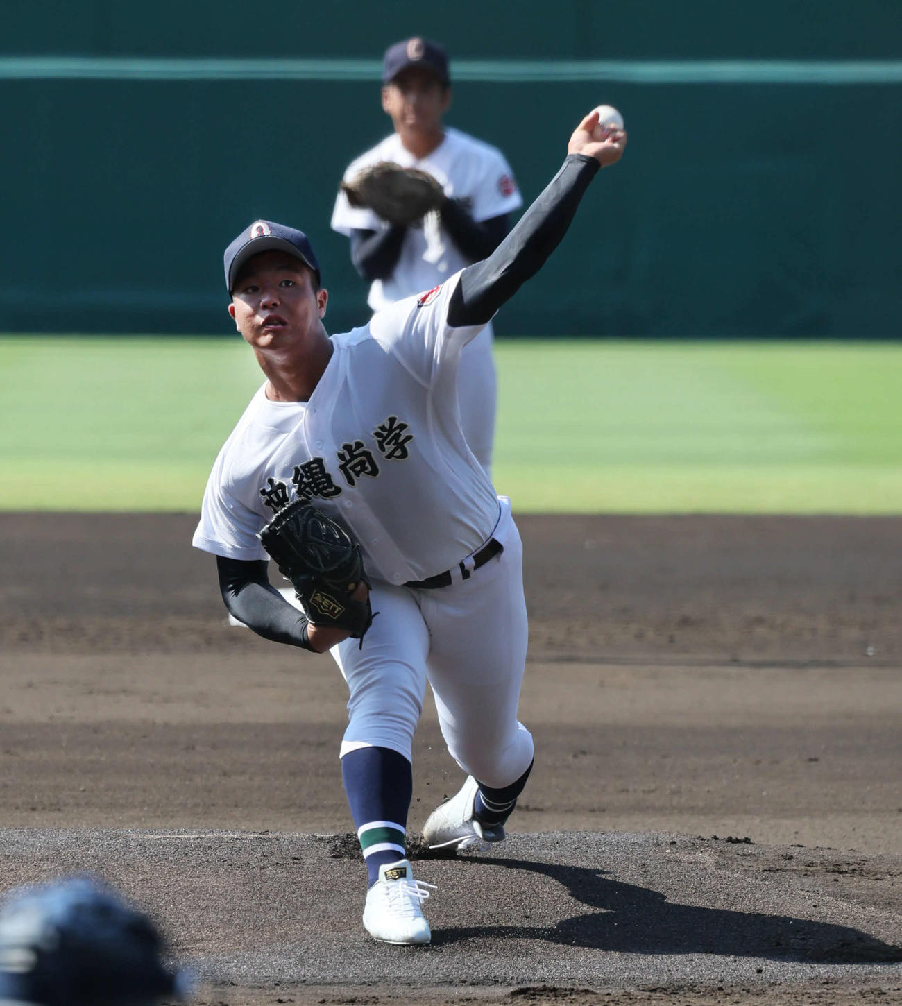 甲子園のマウンドで投球練習する沖縄尚学・末吉良丞（撮影・宮崎幸一)