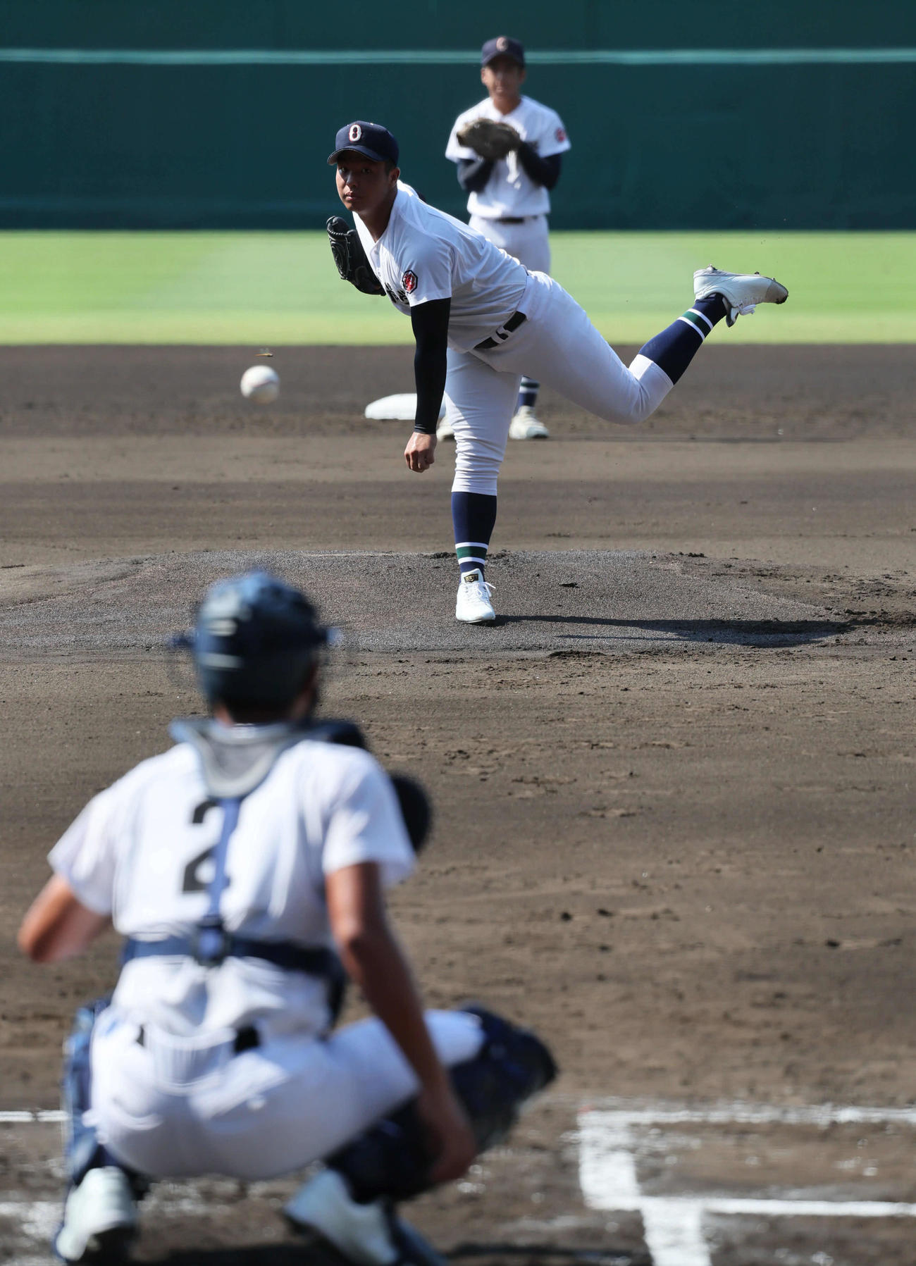 甲子園のマウンドで投球練習する沖縄尚学・末吉良丞（撮影・宮崎幸一)