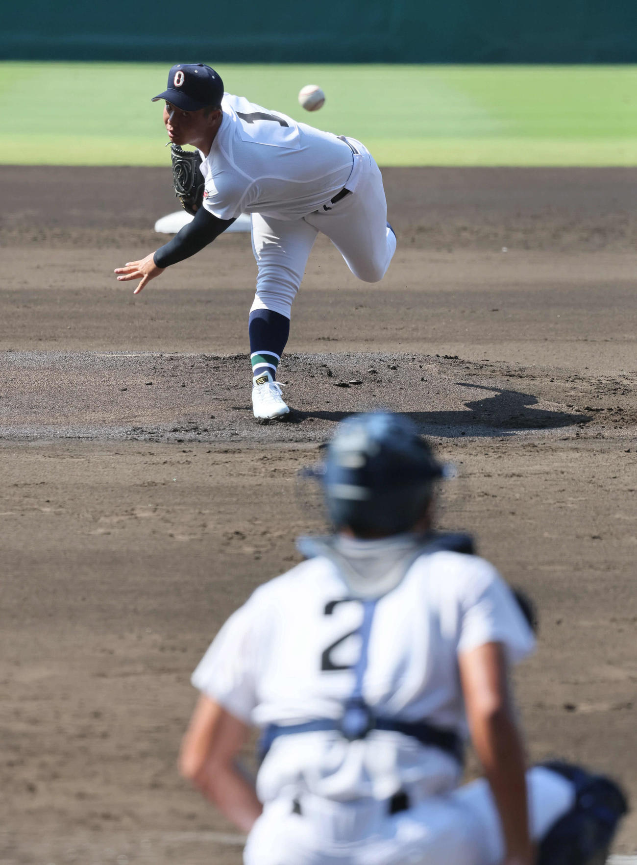 甲子園のマウンドで投球練習する沖縄尚学・末吉良丞（撮影・宮崎幸一)
