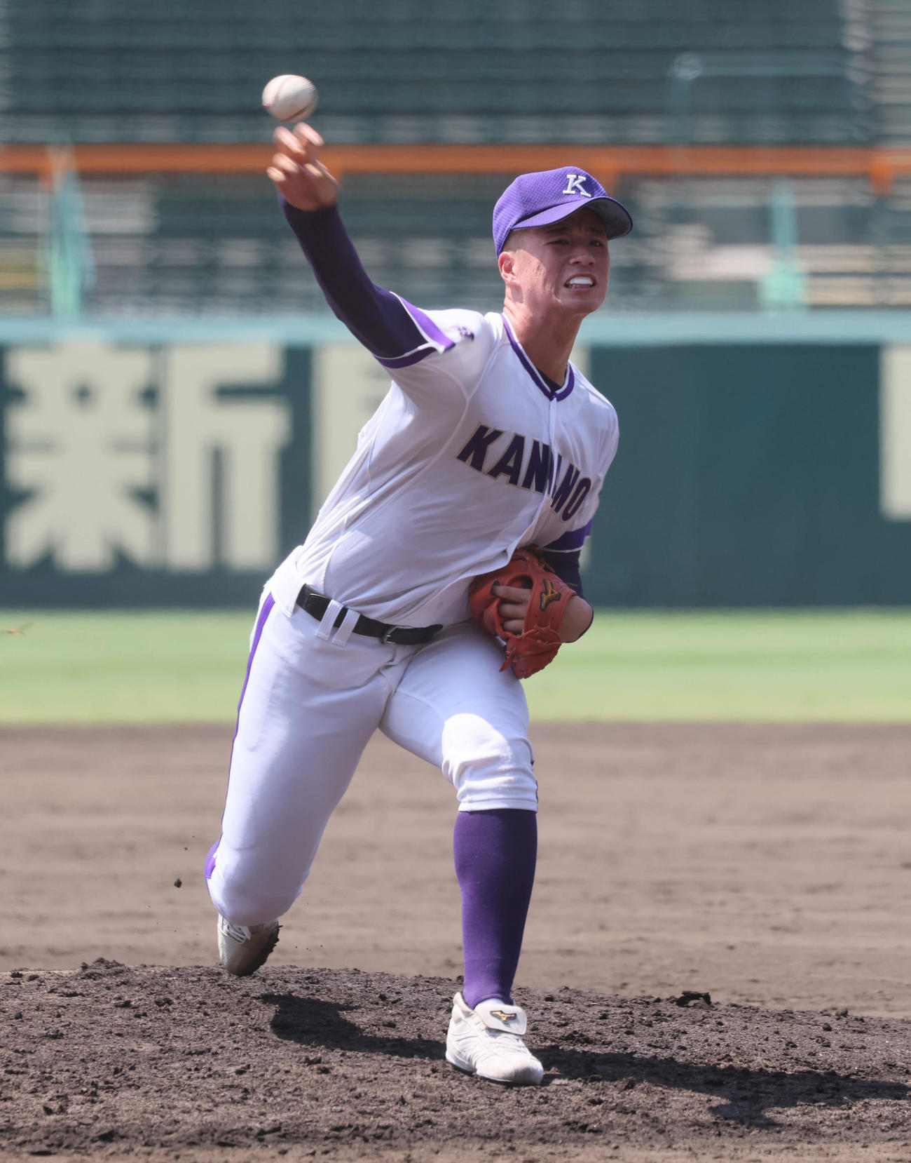 甲子園のマウンドで投球練習する金足農・吉田大輝（撮影・宮崎幸一)