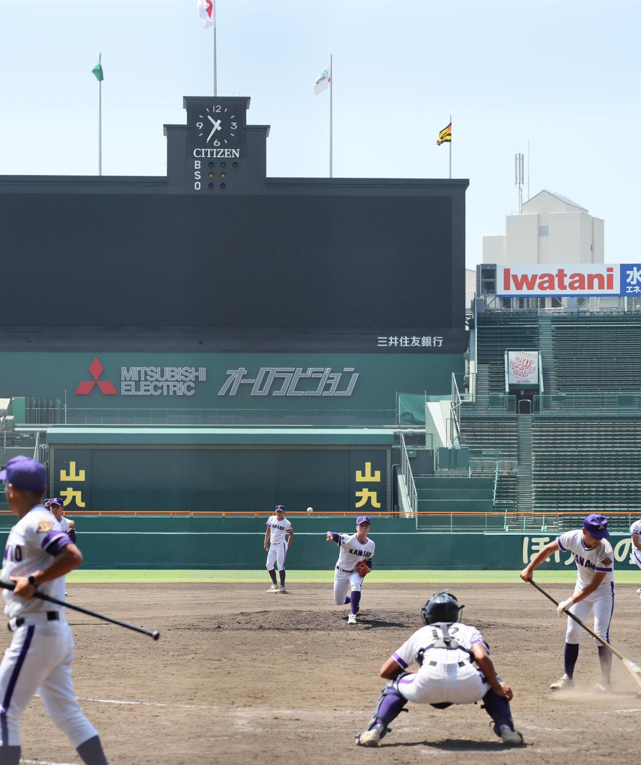 甲子園のマウンドで投球練習する金足農・吉田大輝（撮影・宮崎幸一)