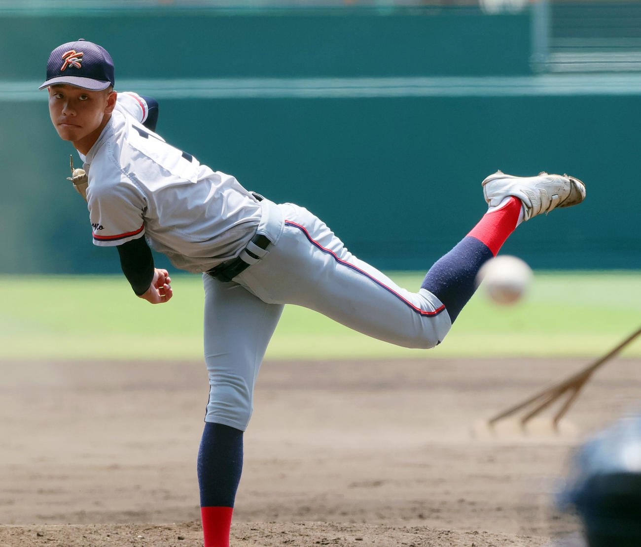 甲子園球場で投球する京都国際エース西村（撮影・上山淳一）