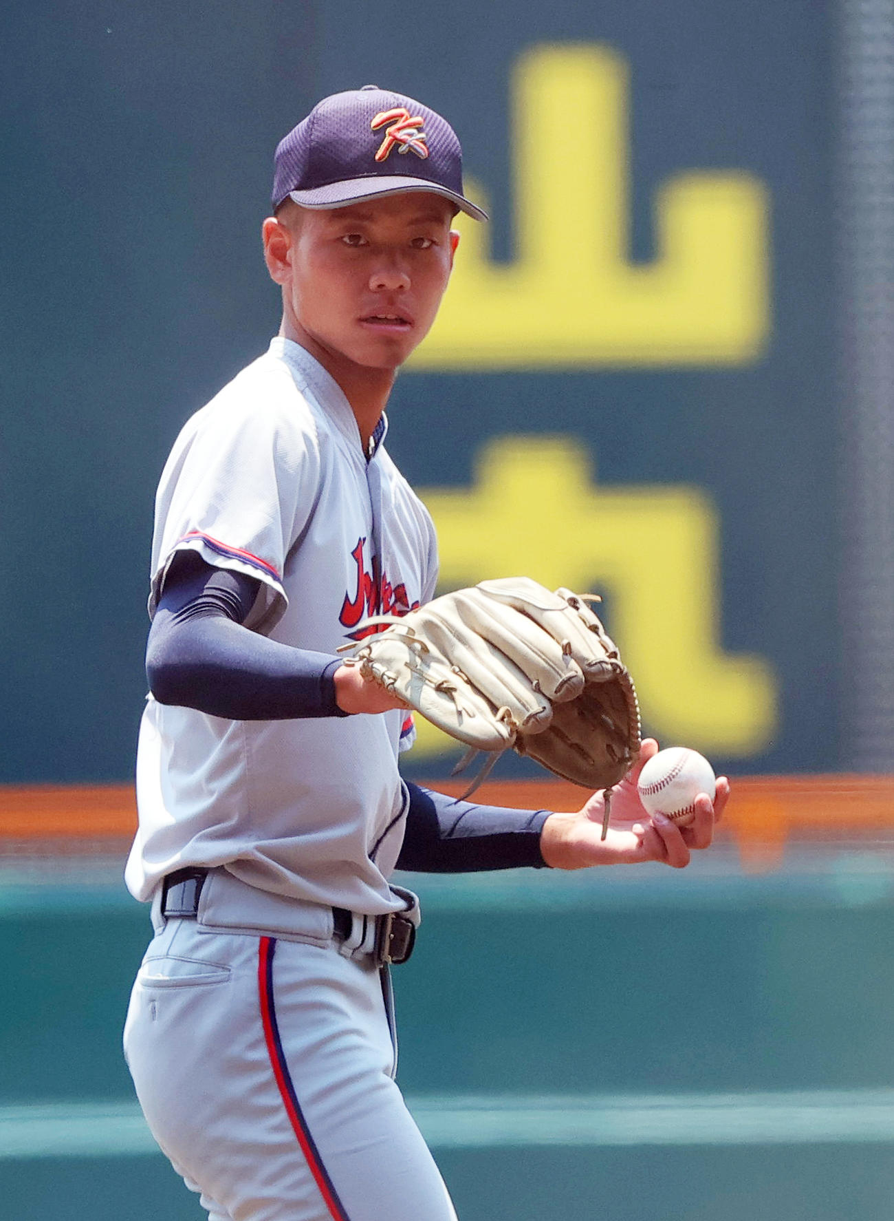 甲子園球場のマウンドで投球練習する京都国際エース西村（撮影・上山淳一）