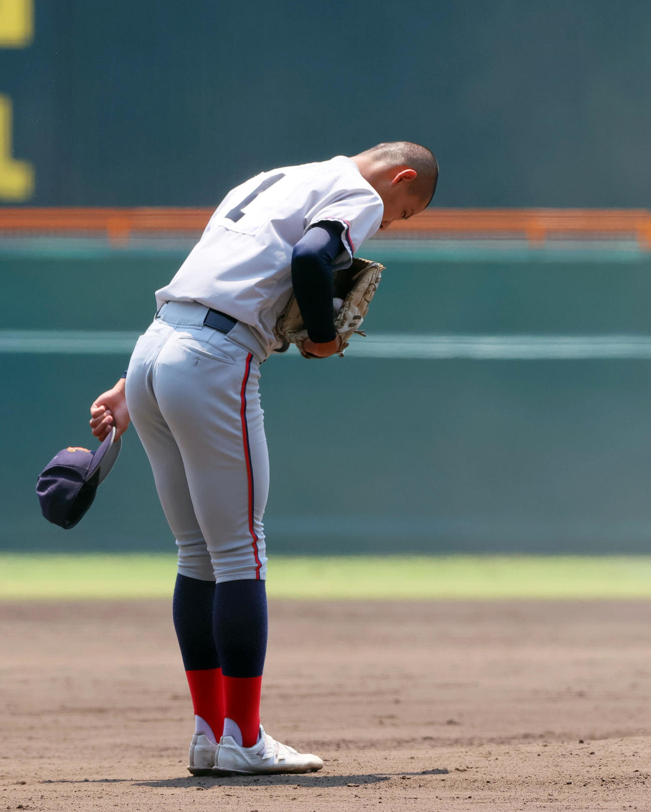 甲子園球場でマウンドに一礼する京都国際エース西村（撮影・上山淳一）