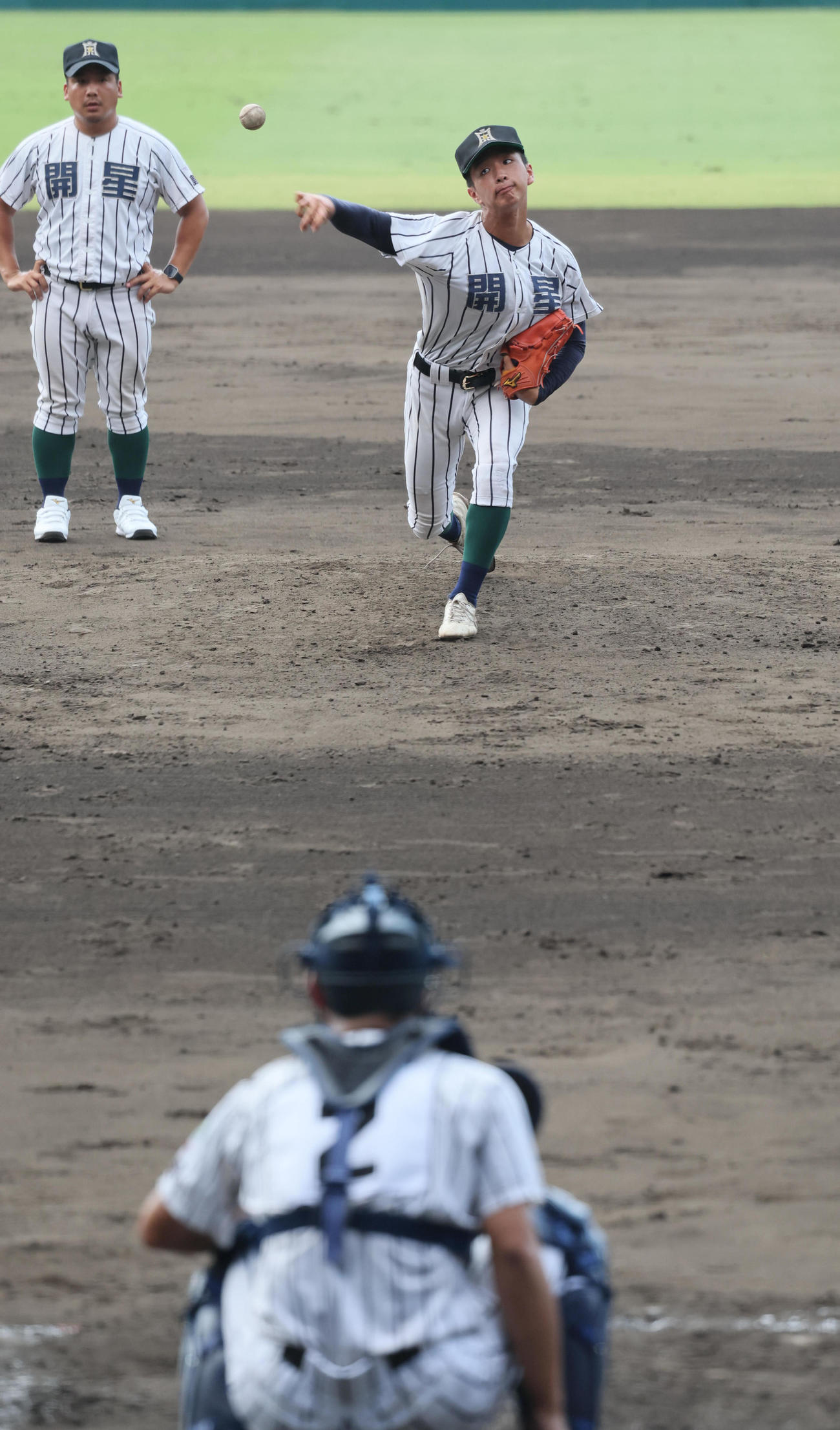 マウンドで投球練習する開星・持田聖純（撮影・宮崎幸一)