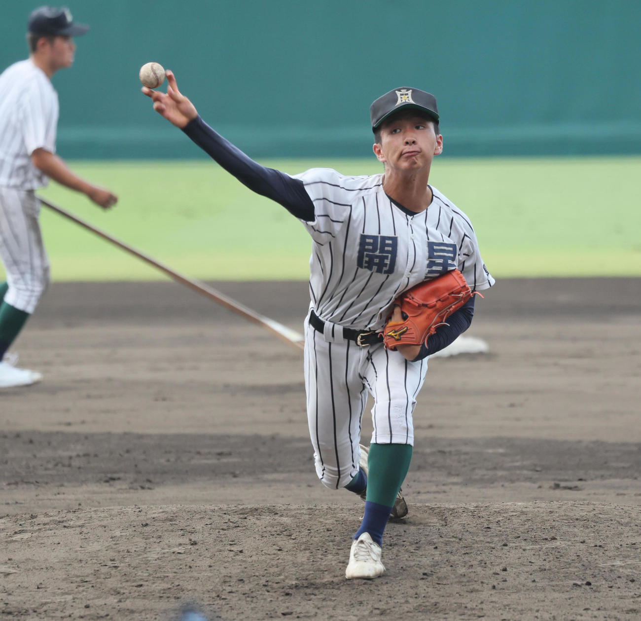 マウンドで投球練習する開星・持田聖純（撮影・宮崎幸一)