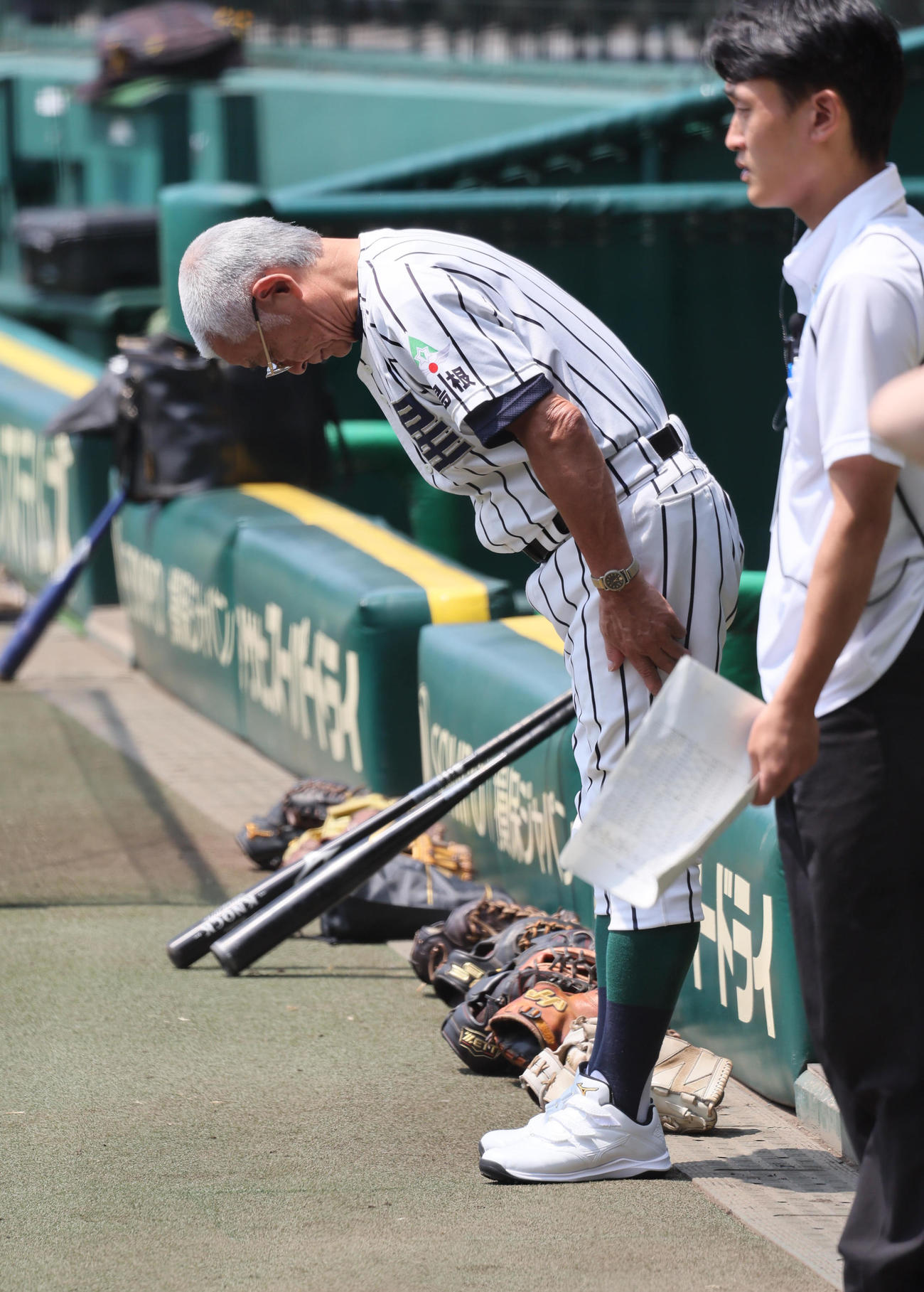 練習を終えて一礼する開星・野々村直通監督（撮影・宮崎幸一)