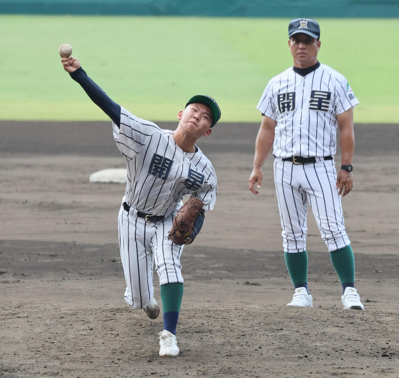 マウンドで投球練習する開星・松浦愛珠（撮影・宮崎幸一)