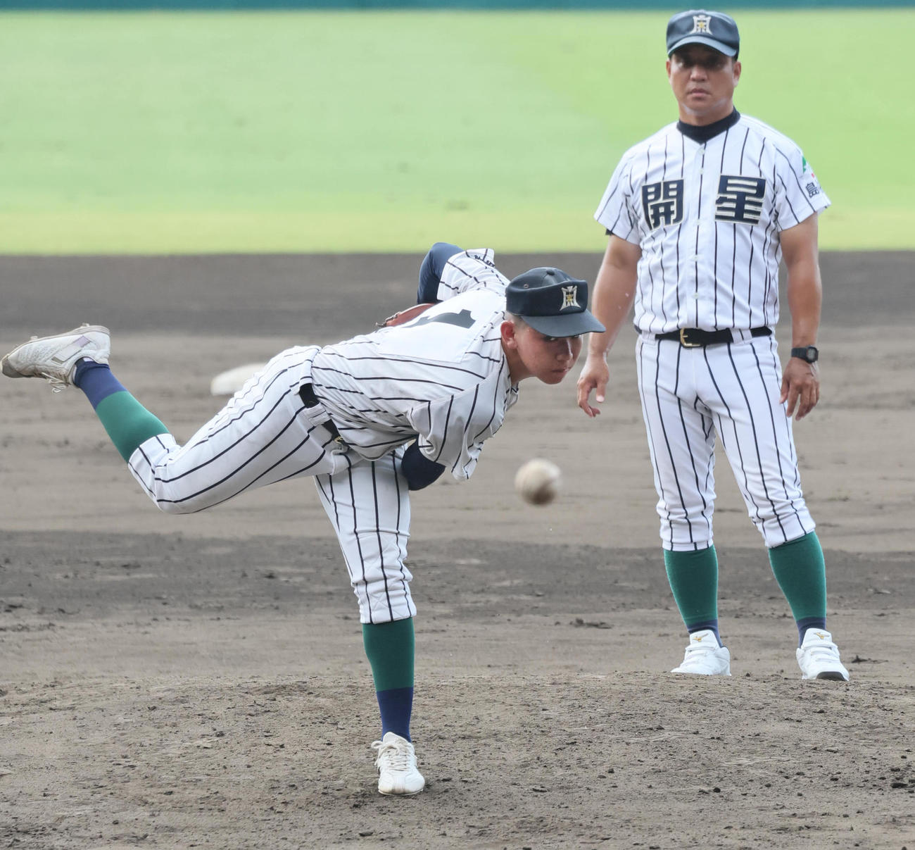 マウンドで投球練習する開星・松浦愛珠（撮影・宮崎幸一)