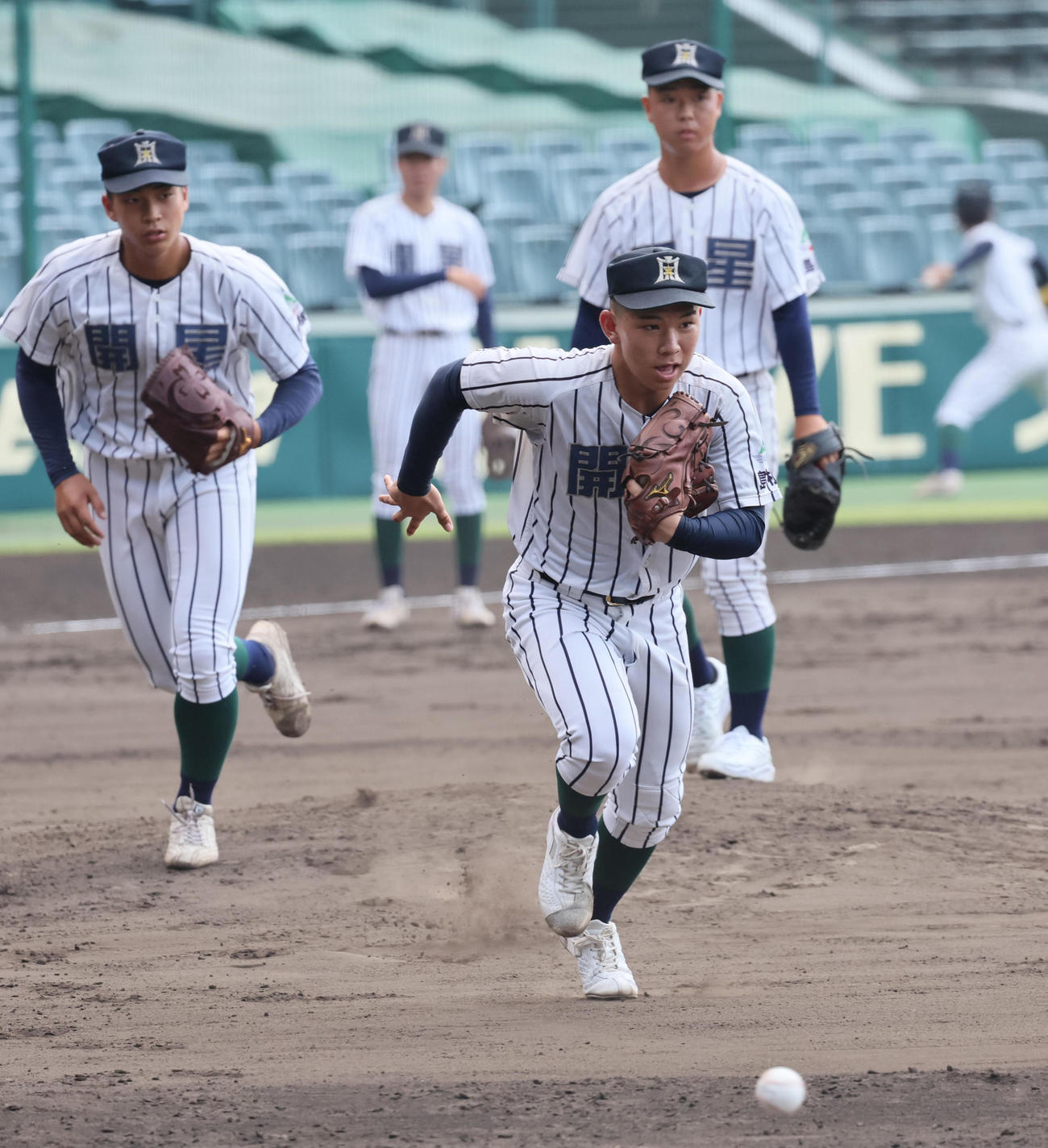 投内連係を練習する開星・松浦愛珠（撮影・宮崎幸一)