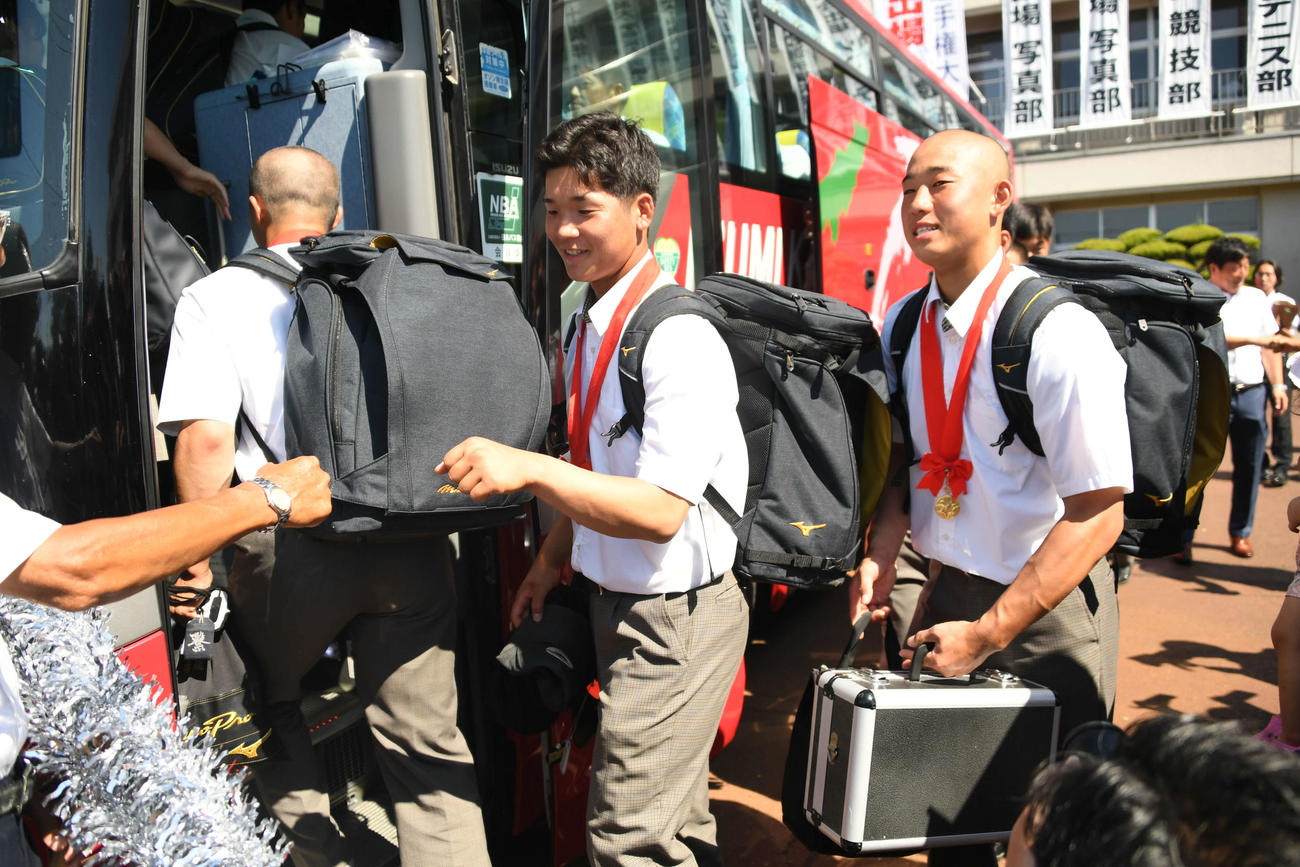 バスに乗り込むエース雨木（中央）と窪田主将（右）