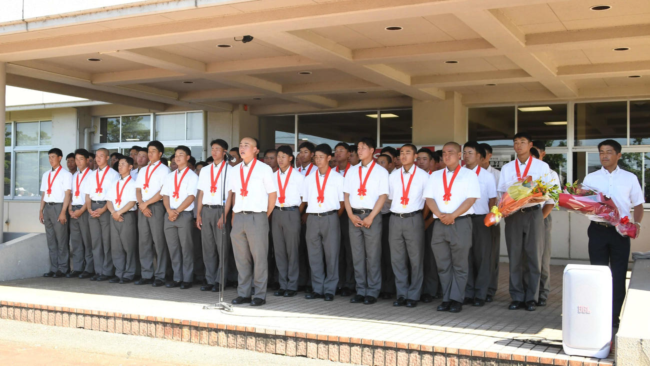 壮行会で激励を受ける中越ナイン