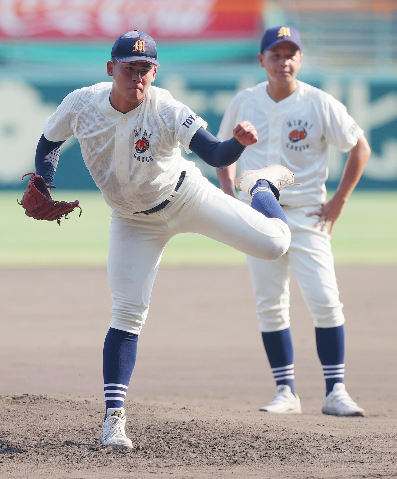 甲子園球場のマウンドで投球する未来富山エース江藤。奥は角監督（撮影・上山淳一）