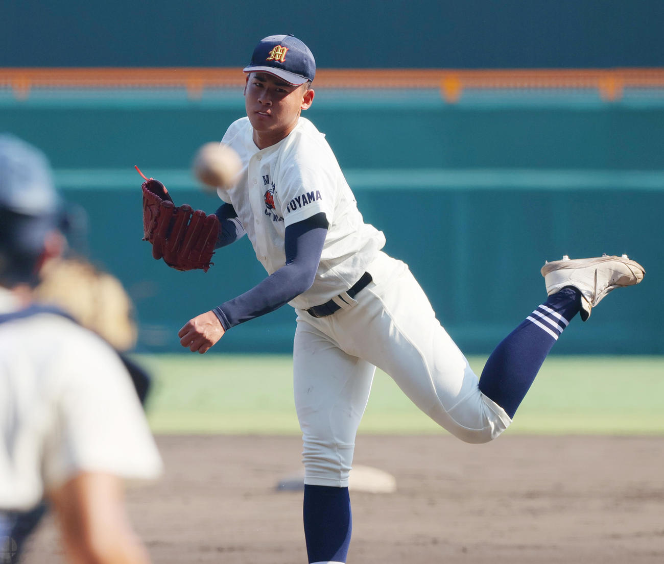 甲子園球場のマウンドで投球する未来富山エース江藤（撮影・上山淳一）