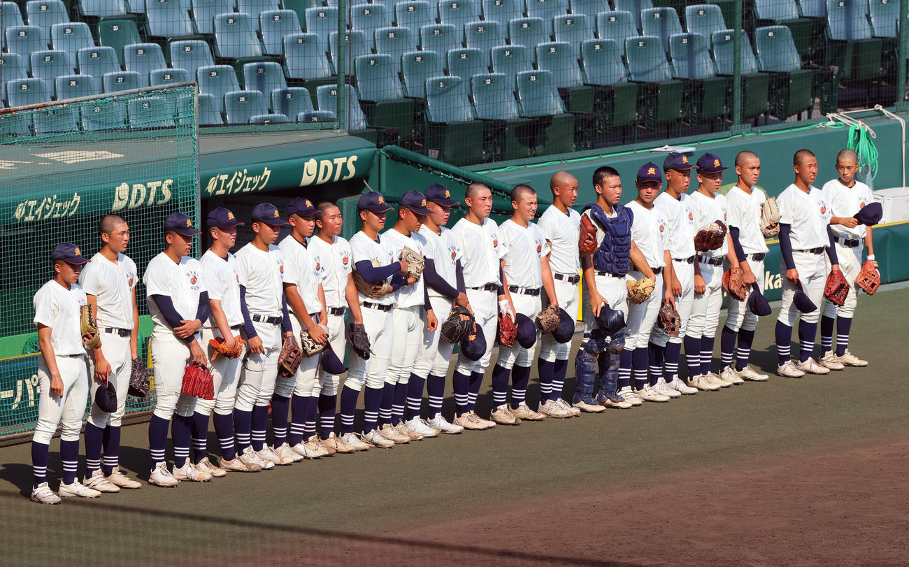甲子園練習を前にグラウンドに整列する未来富山ナイン（撮影・上山淳一）