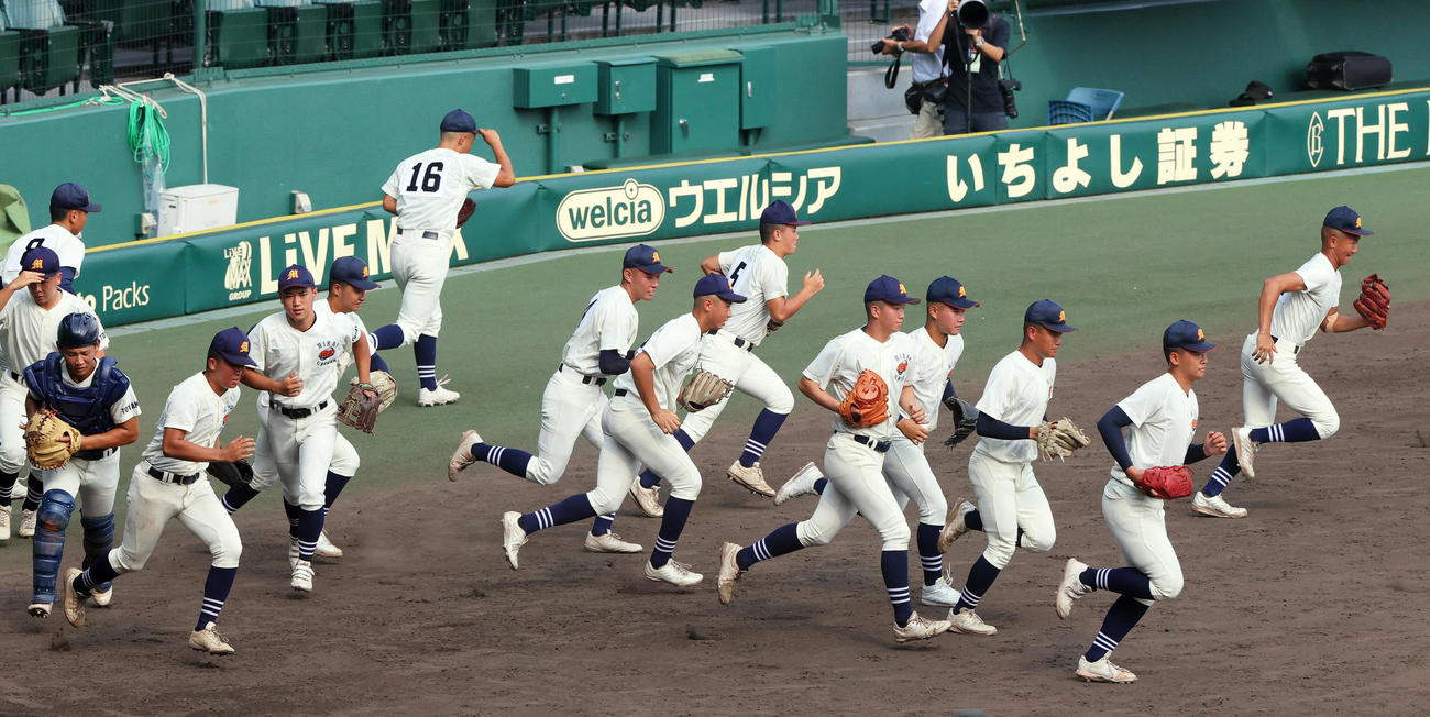 甲子園練習でグラウンドを駆け出す未来富山ナイン（撮影・上山淳一）