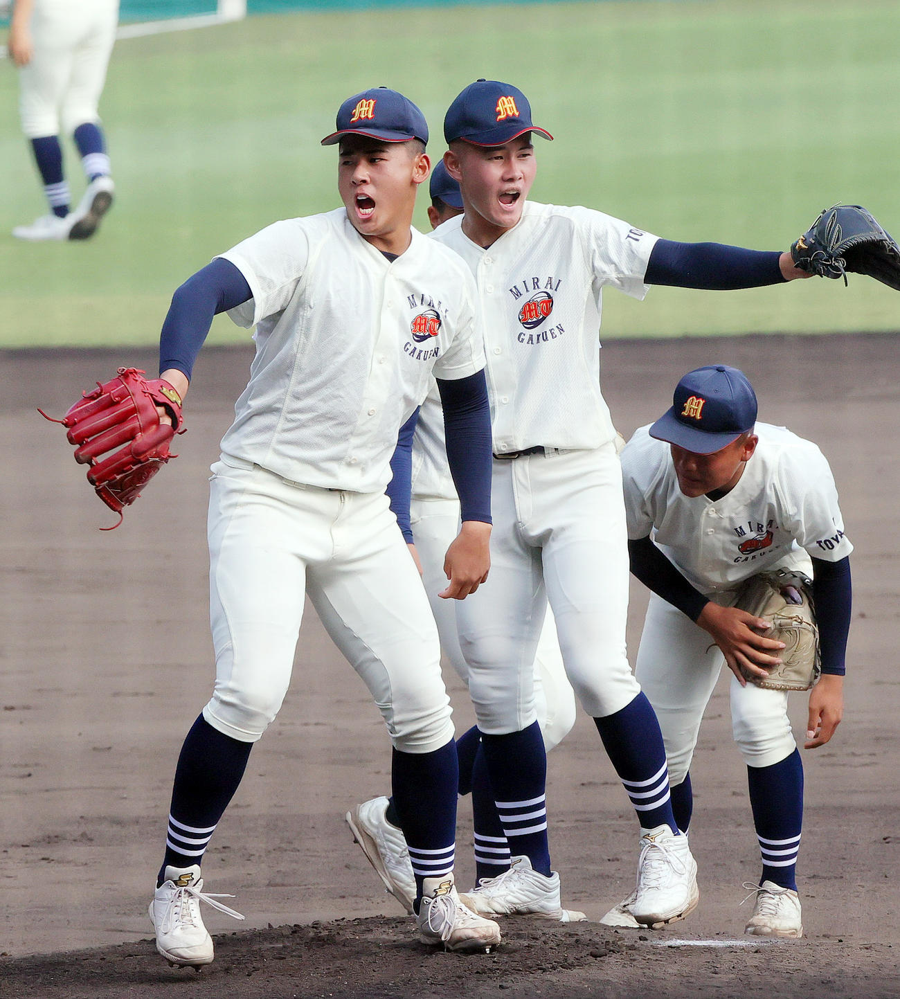 甲子園練習する未来富山エース江藤（左）ら（撮影・上山淳一）
