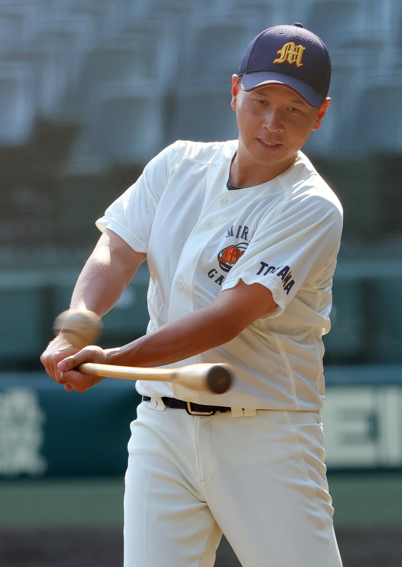 甲子園練習でノックする未来富山の角監督（撮影・上山淳一）