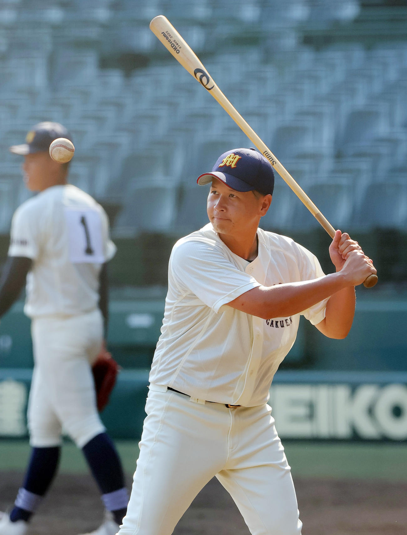 甲子園練習でノックする未来富山の角監督（撮影・上山淳一）
