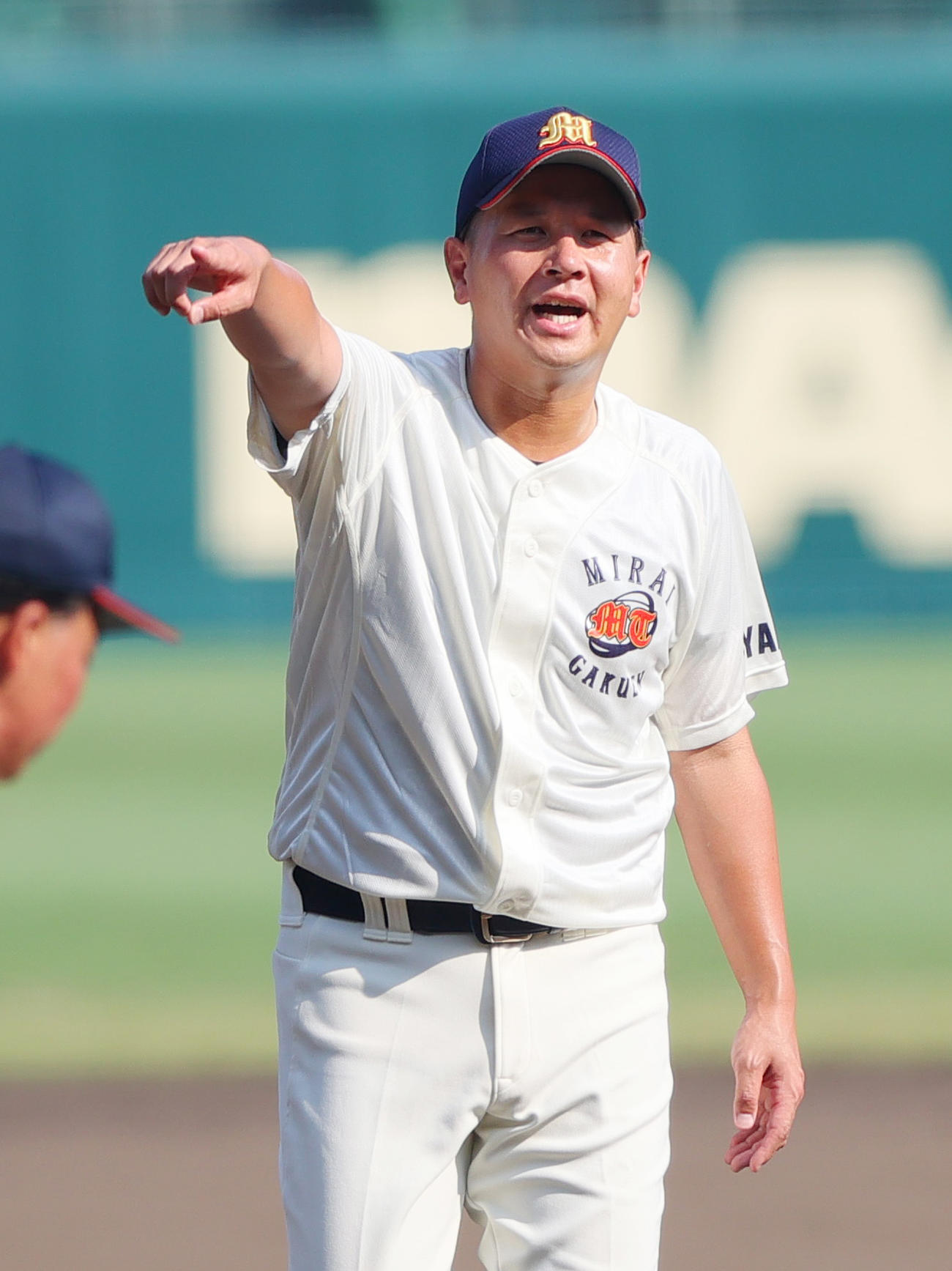 甲子園練習で選手に指示を送る未来富山の角監督（撮影・上山淳一）