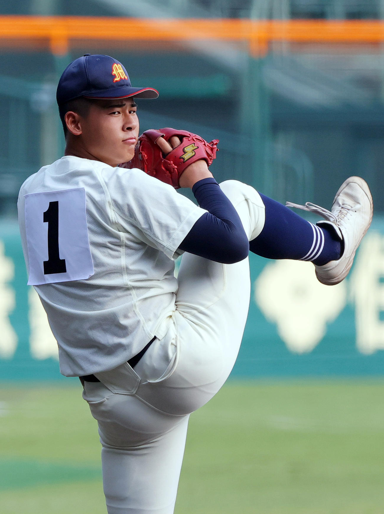 甲子園練習でキャッチボールする未来富山エース江藤（撮影・上山淳一）