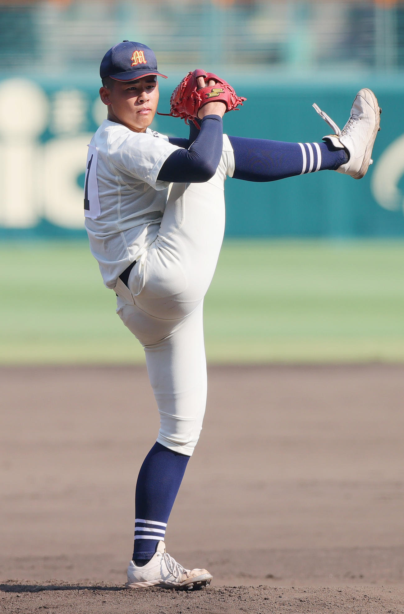 甲子園球場のマウンドで投球する未来富山エース江藤（撮影・上山淳一）