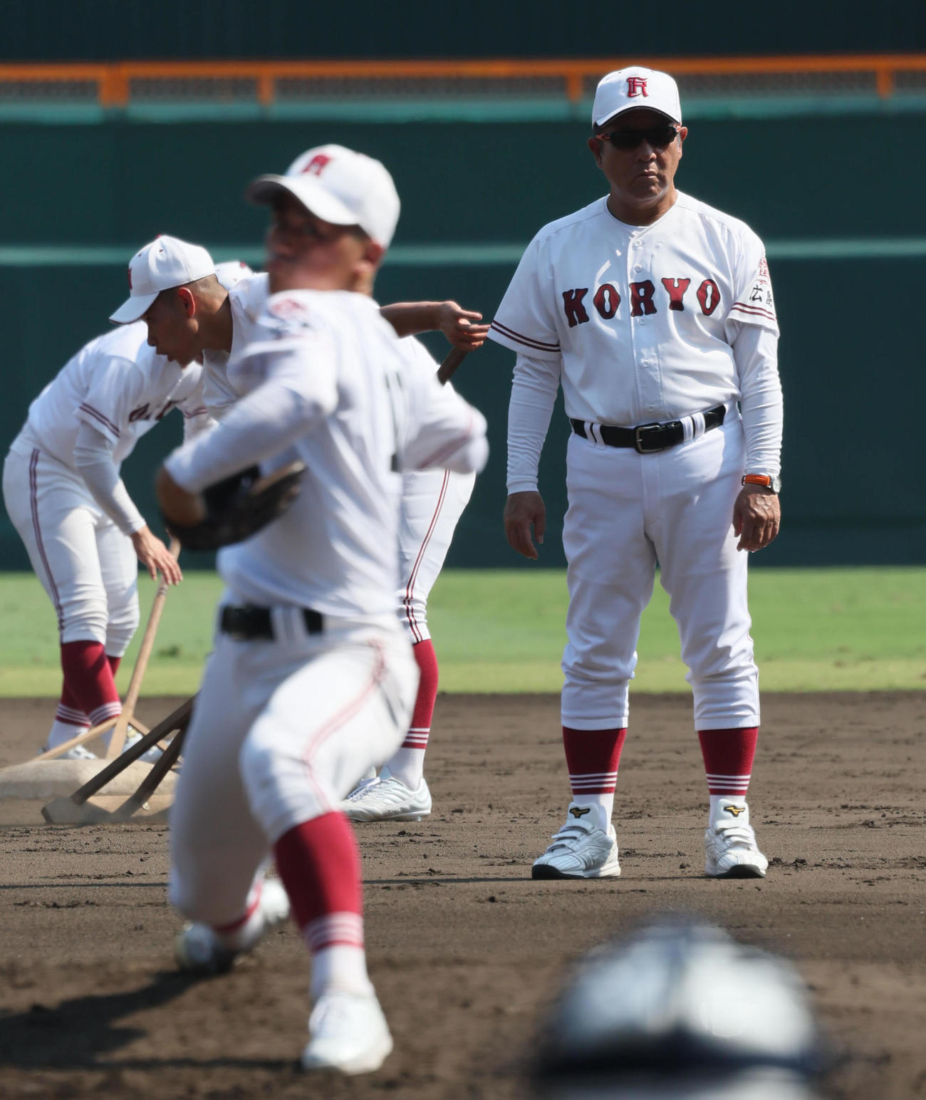 広陵・中井哲之監督は相原知希の投球練習を見つめる（撮影・宮崎幸一)