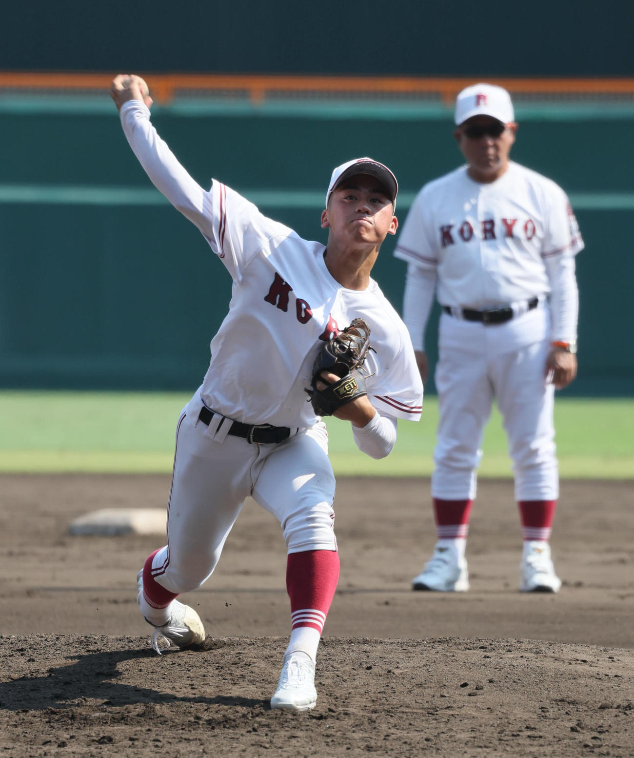 投球練習に励む広陵・相原知希（撮影・宮崎幸一)