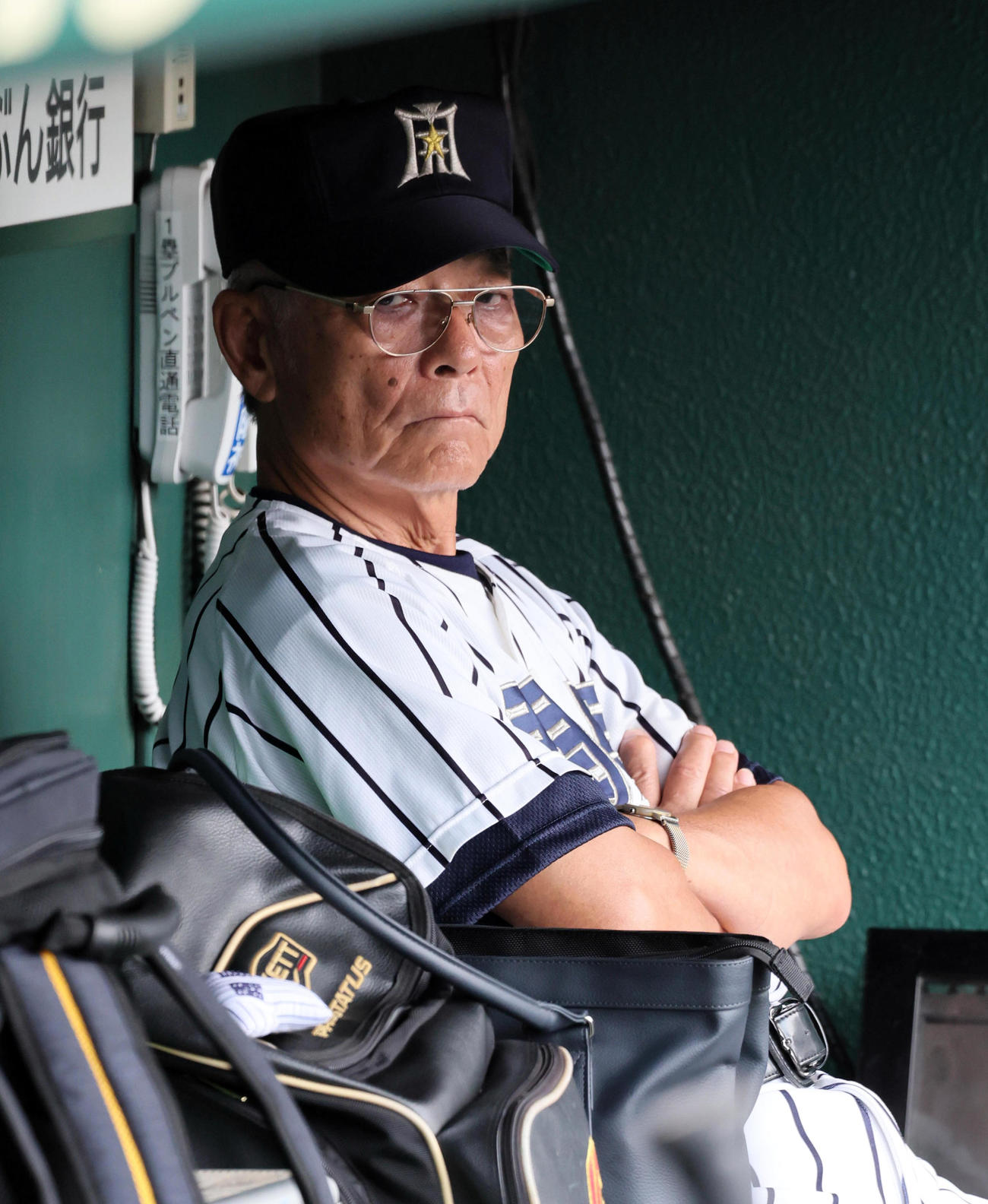 ベンチで練習を見つめる開星・野々村監督（撮影・宮崎幸一)