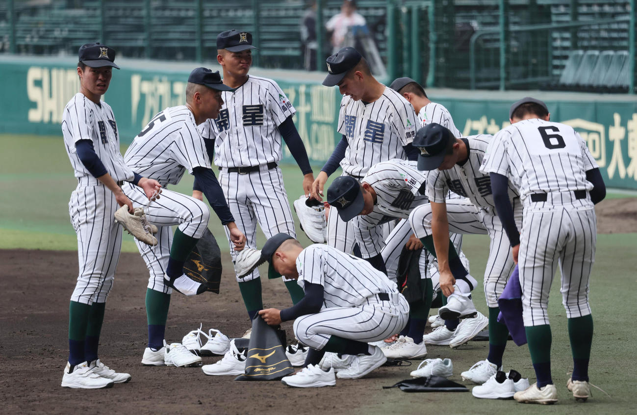 練習終わりに土を集める開星ナイン（撮影・宮崎幸一)