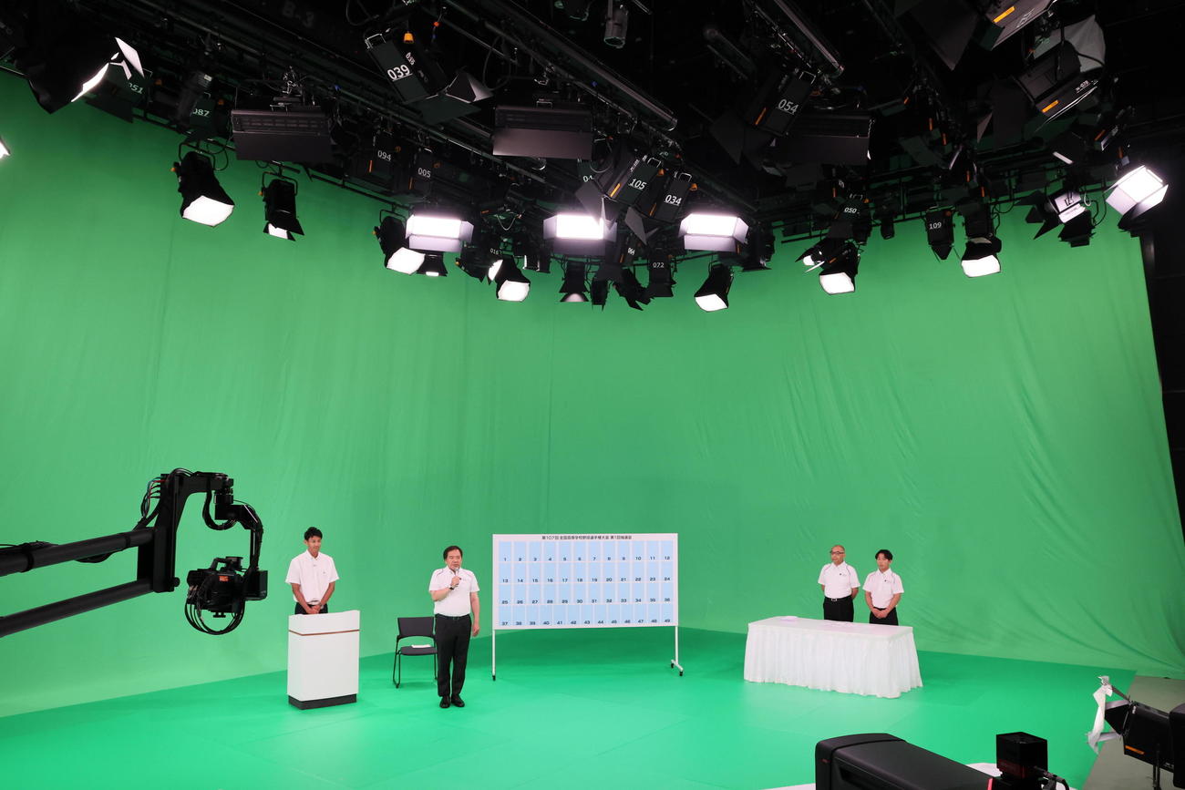 開幕試合の組み合わせを決める抽選会が朝日放送テレビのスタジオで行われた（代表撮影）